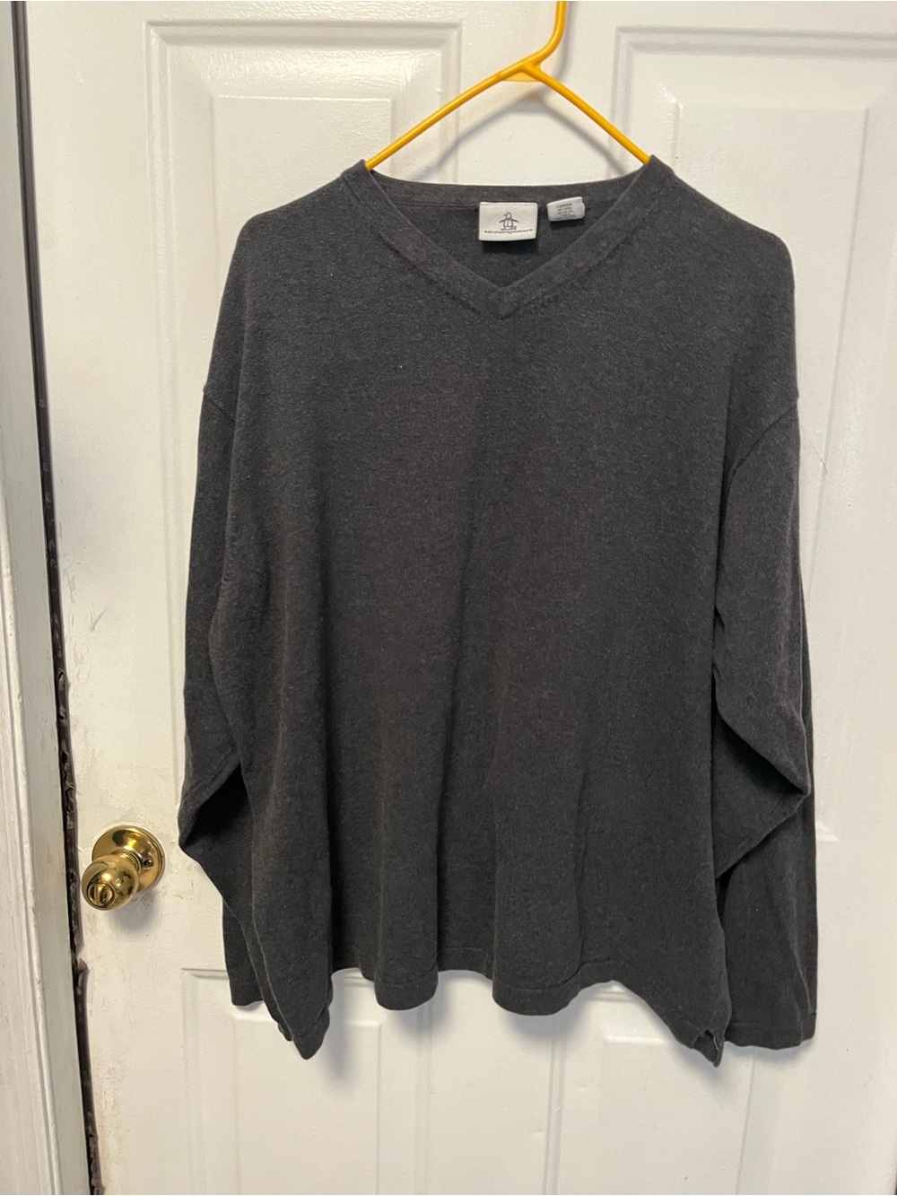 Men's vintage Munsingwear V-Neck Sweater in Charcoal Gray - Classic Knit